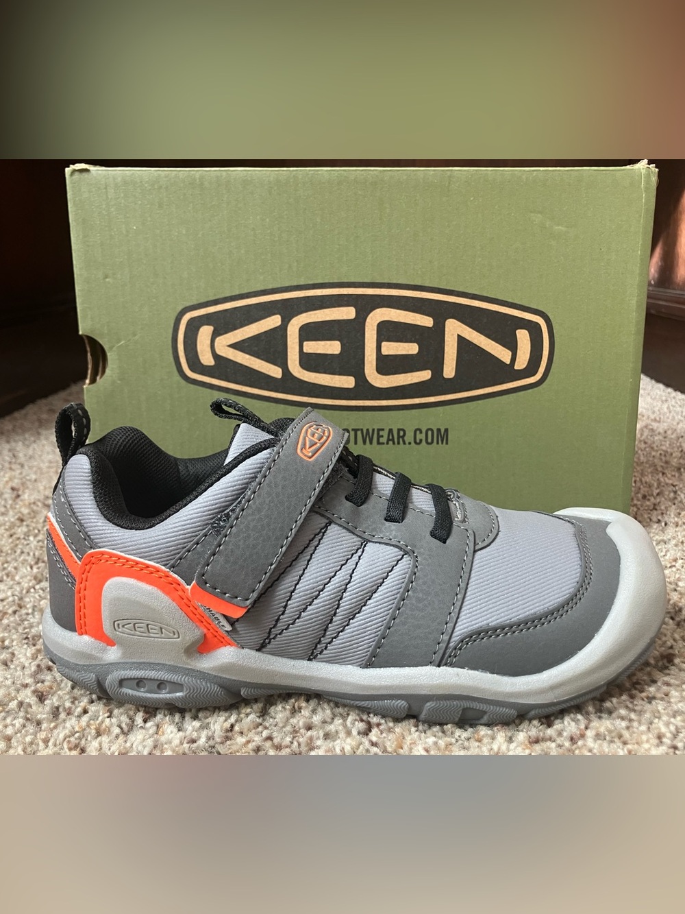 Keen Knotch Peak little kid size 2 (youth)